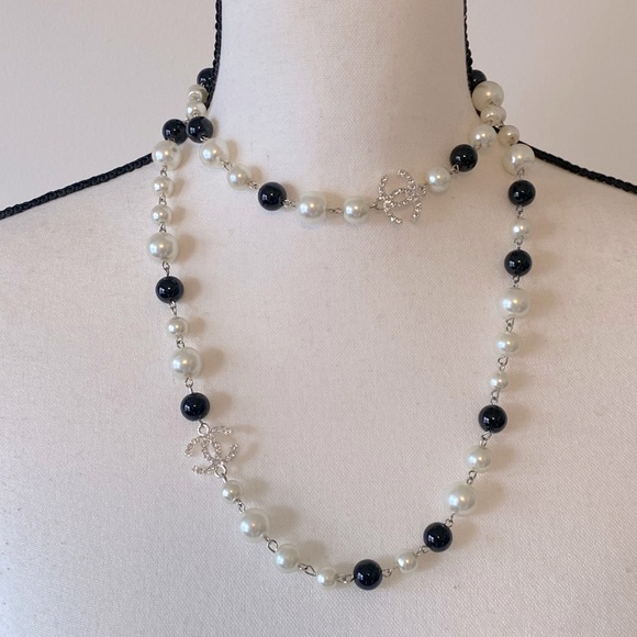 Fun Black and White Pearl Necklace - Picture 3 of 7